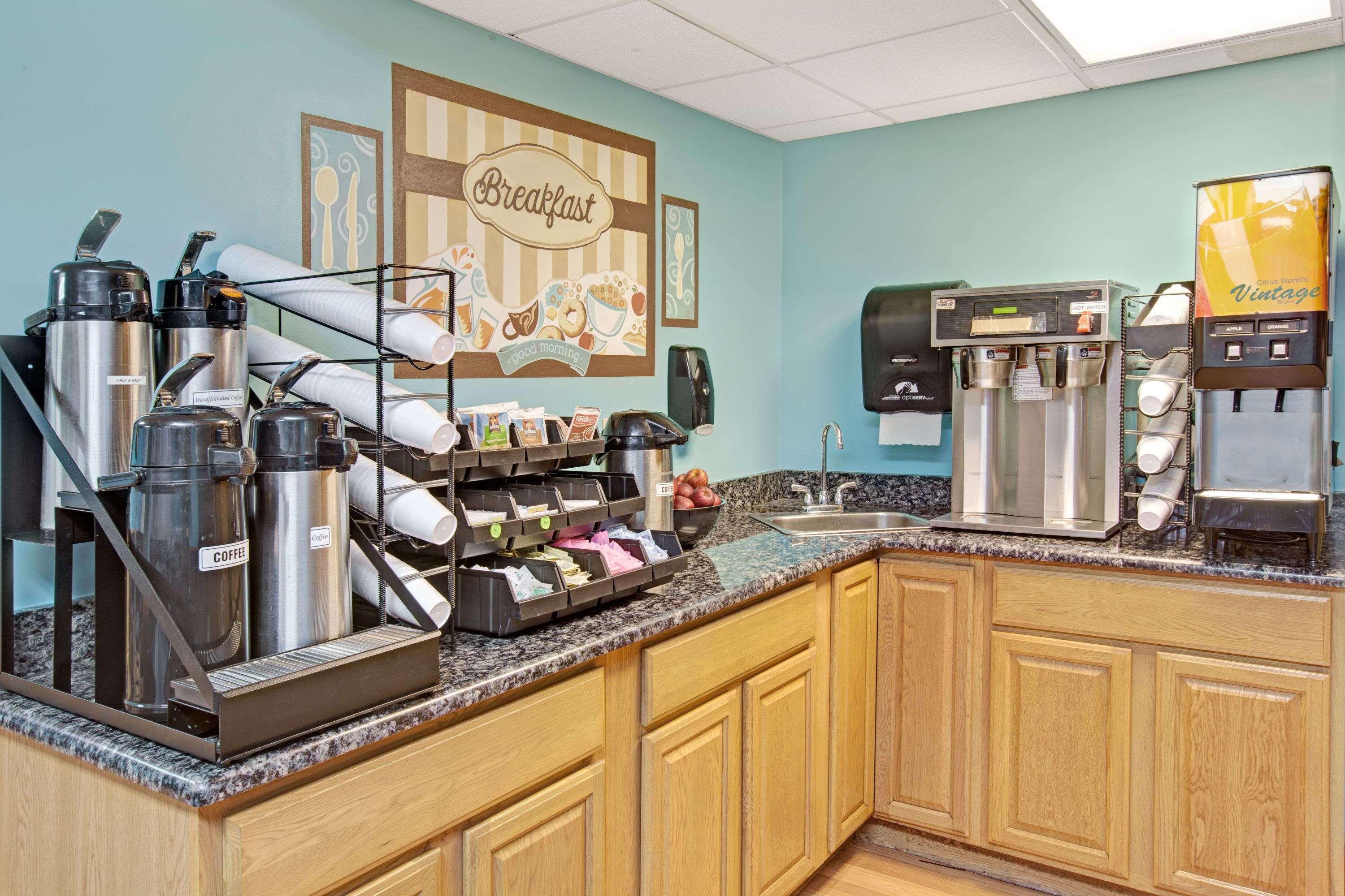 Best Western Rutgers University Hotel East Brunswick Bagian luar foto