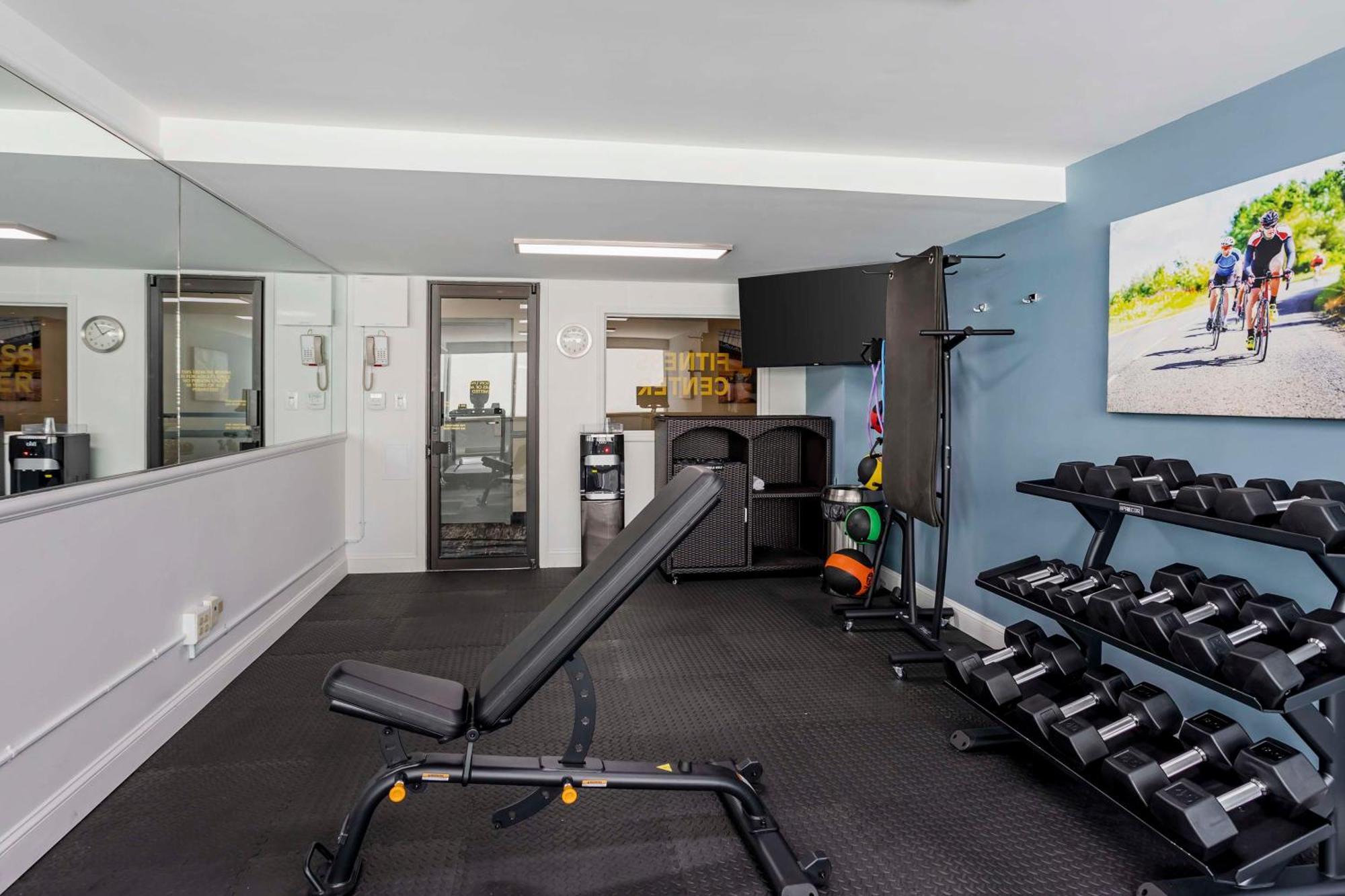 Best Western Rutgers University Hotel East Brunswick Bagian luar foto