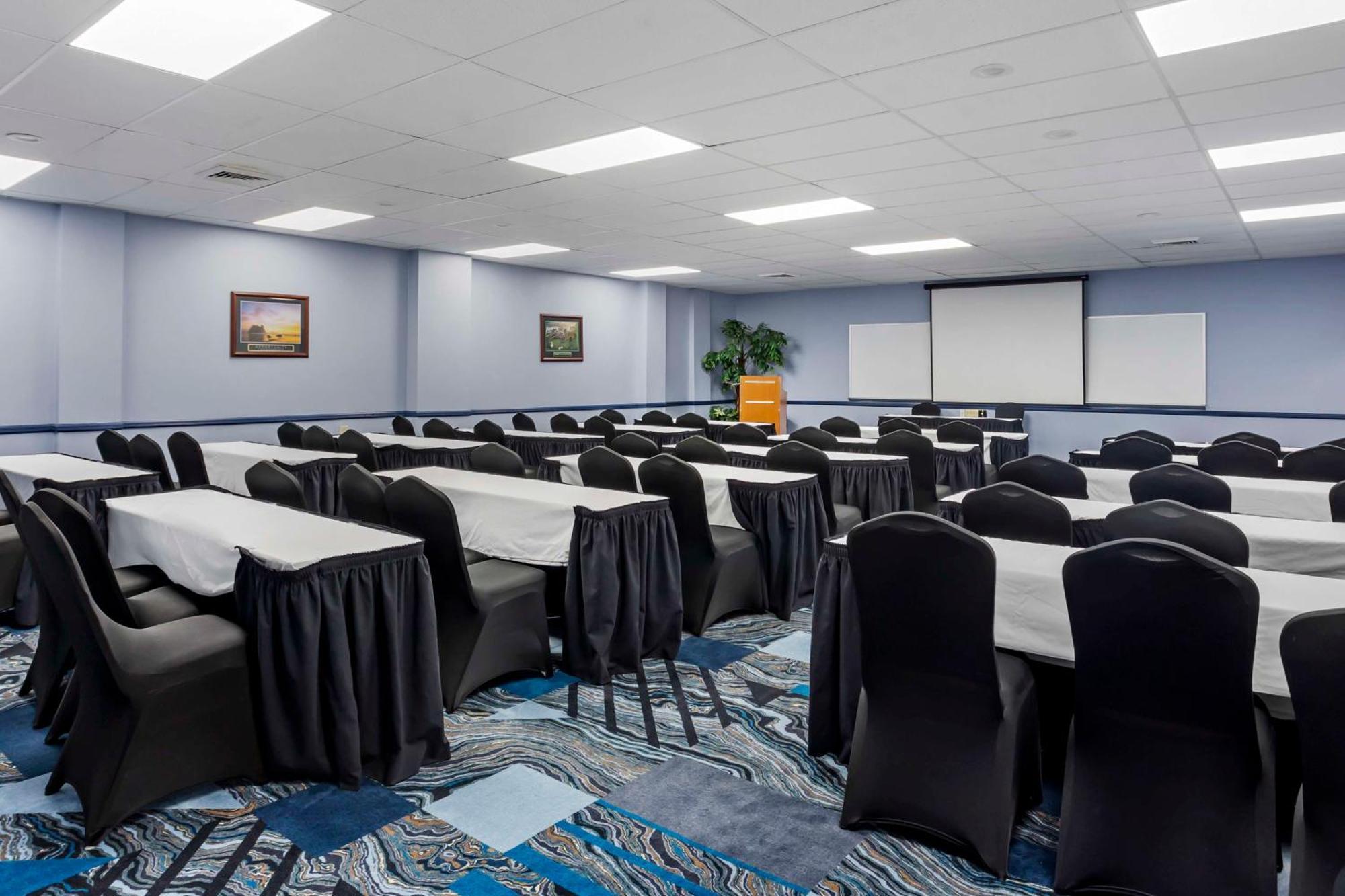 Best Western Rutgers University Hotel East Brunswick Bagian luar foto