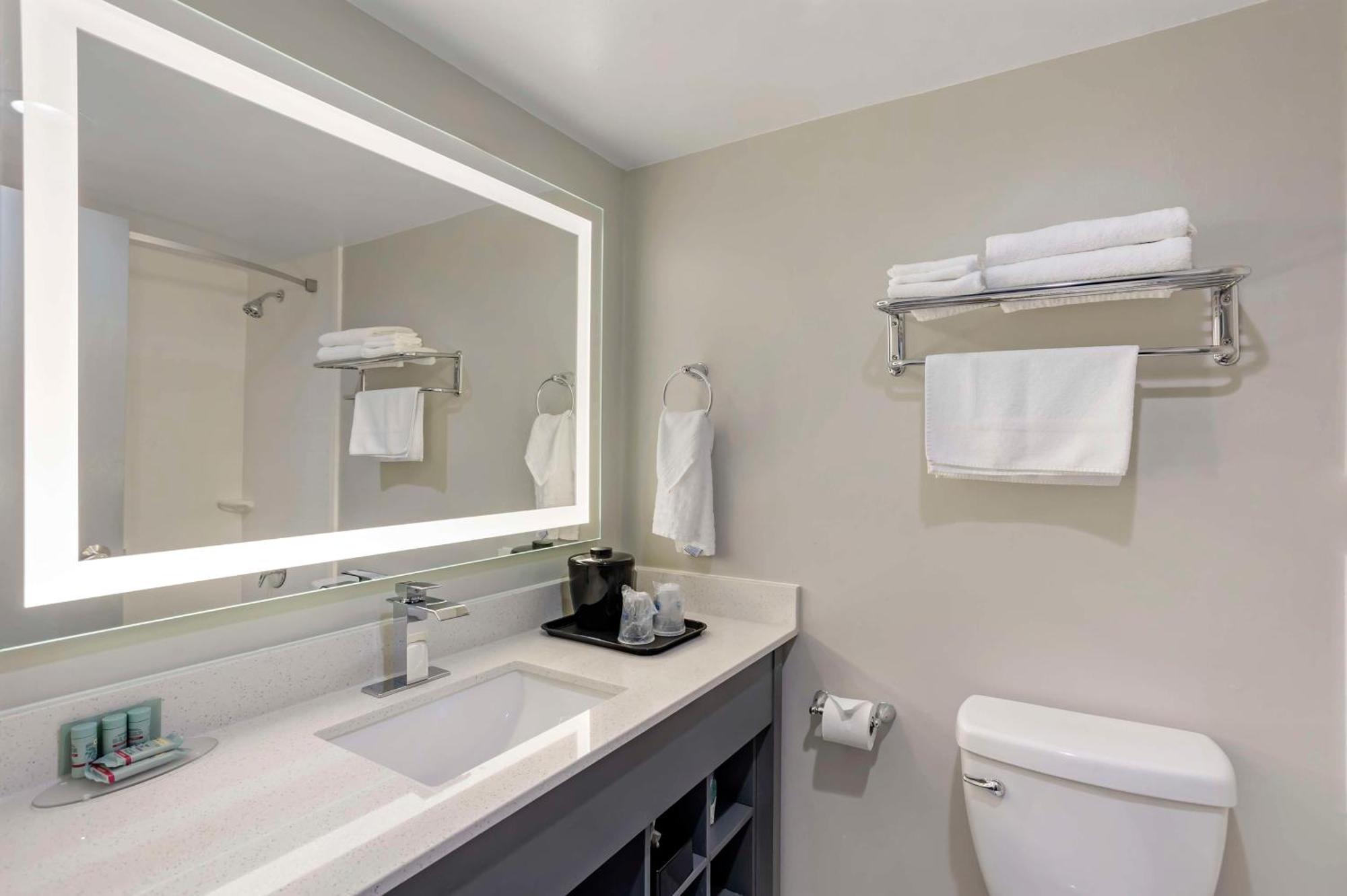 Best Western Rutgers University Hotel East Brunswick Bagian luar foto