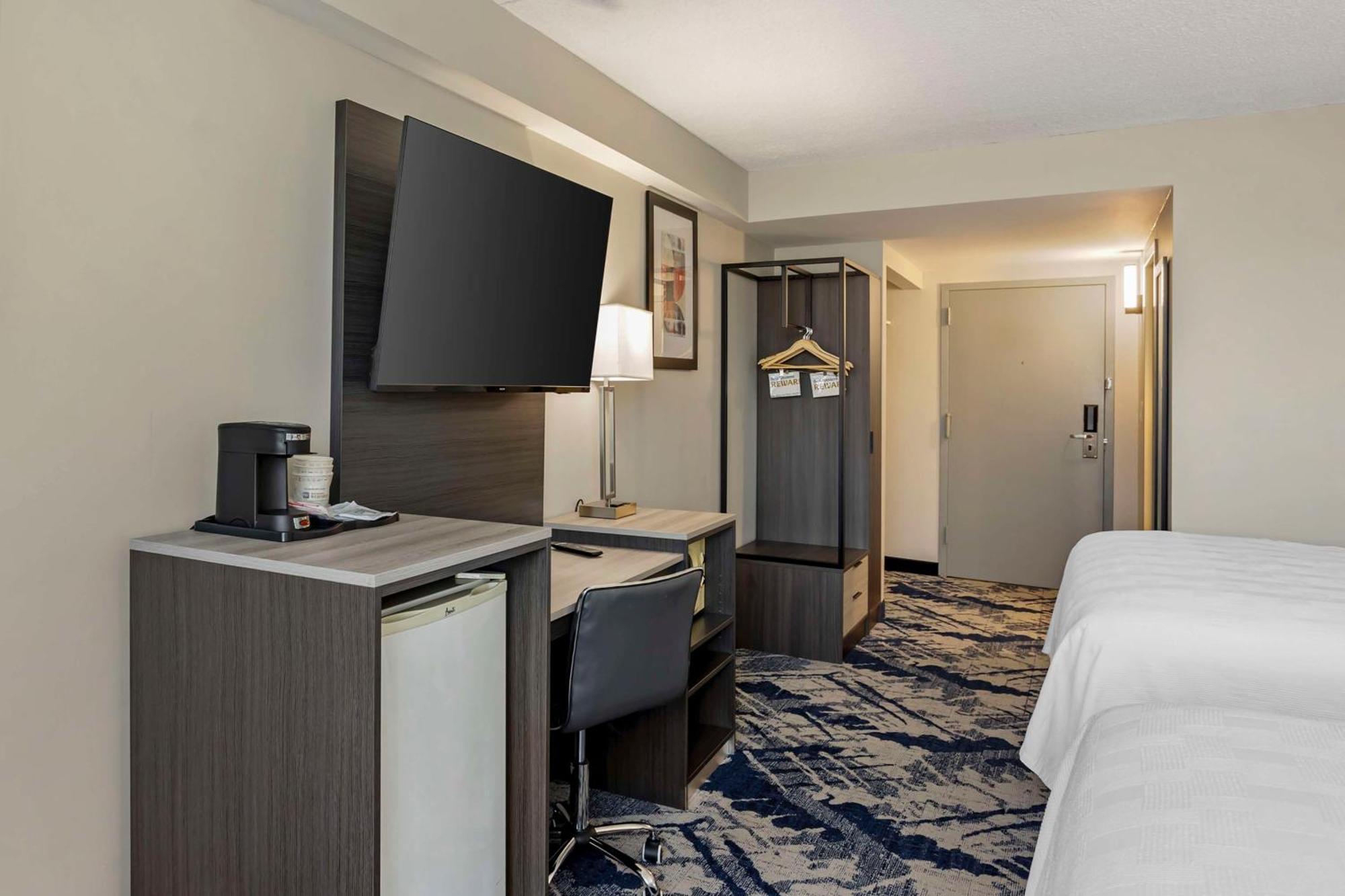 Best Western Rutgers University Hotel East Brunswick Bagian luar foto