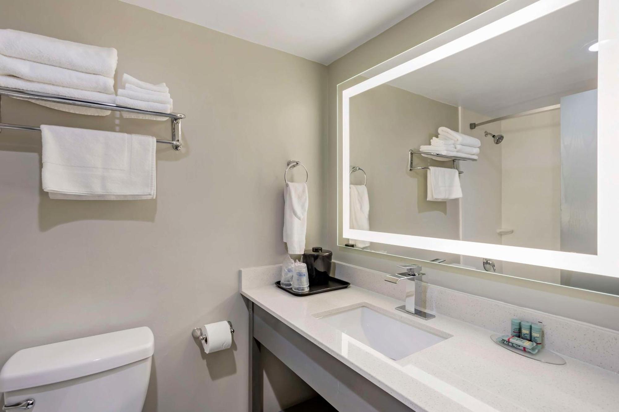 Best Western Rutgers University Hotel East Brunswick Bagian luar foto
