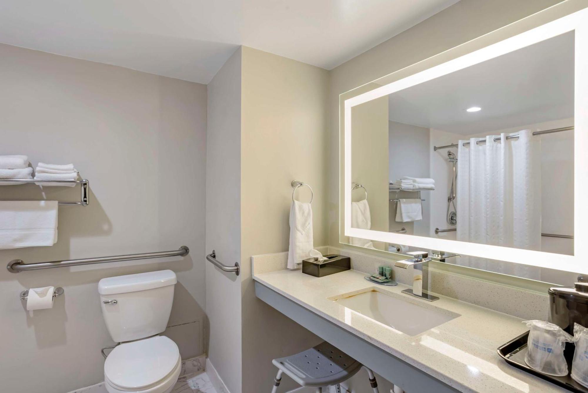 Best Western Rutgers University Hotel East Brunswick Bagian luar foto