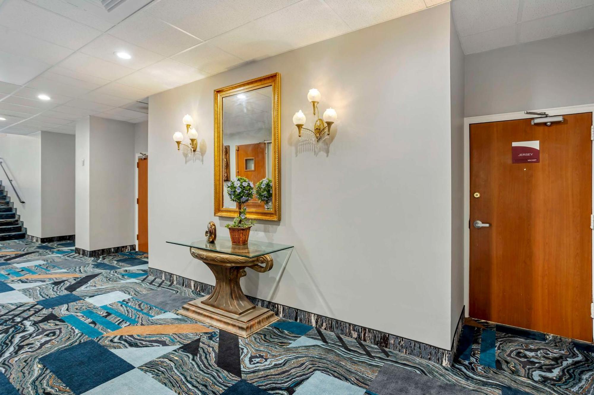 Best Western Rutgers University Hotel East Brunswick Bagian luar foto