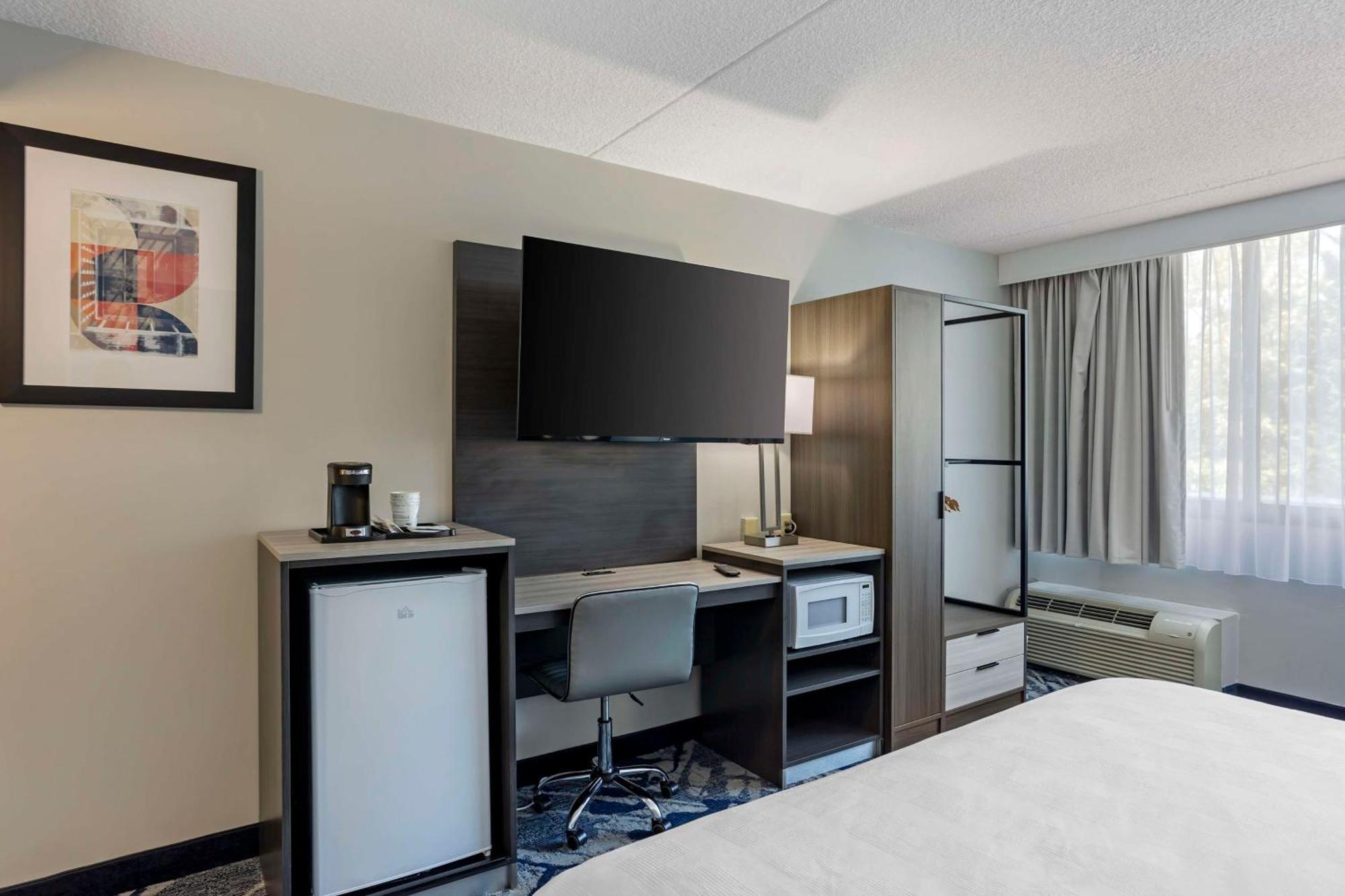 Best Western Rutgers University Hotel East Brunswick Bagian luar foto