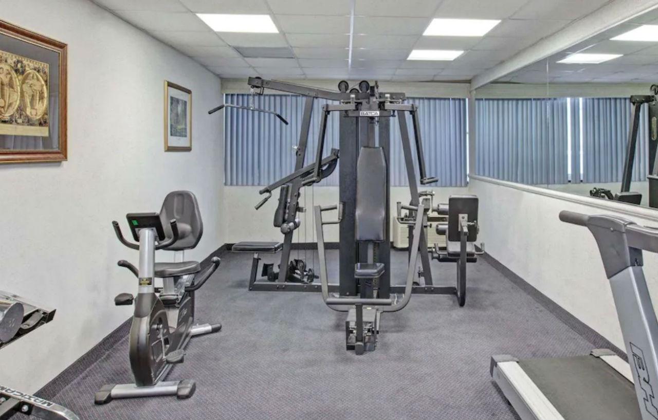 Best Western Rutgers University Hotel East Brunswick Bagian luar foto