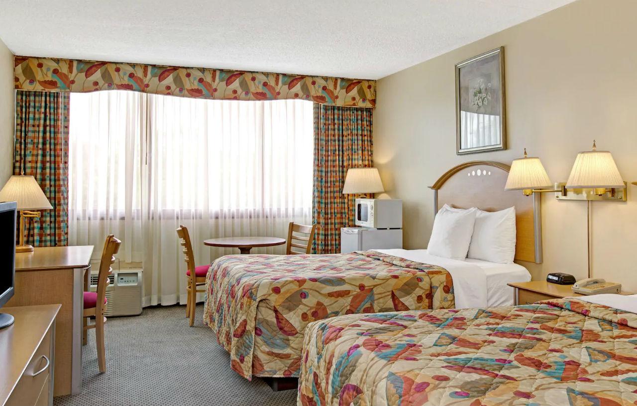 Best Western Rutgers University Hotel East Brunswick Bagian luar foto